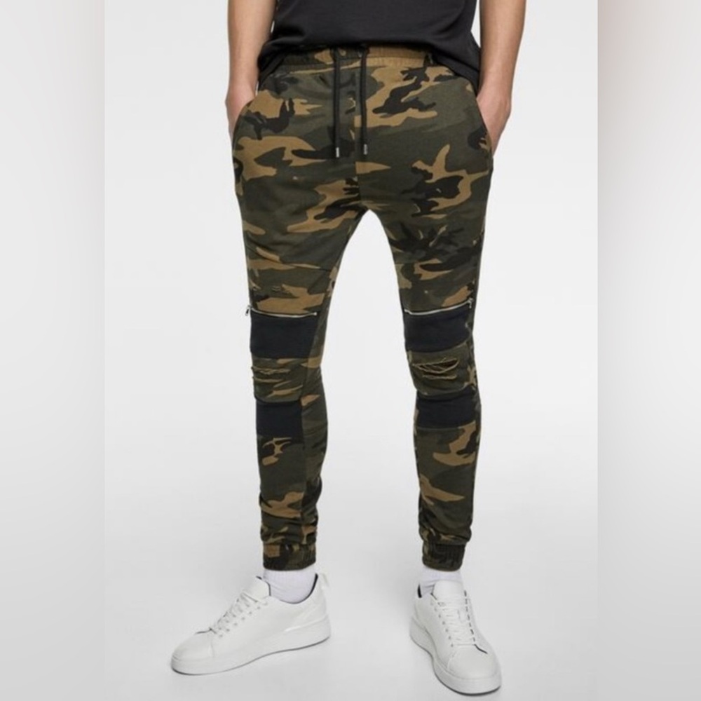 PRE- OWNED - ZARA - Men's Camouflage Jogger Pants - Small